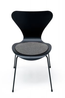 Schwarzer Siebener Stuhl von Fritz Hansen mit grauer Filz Sitzauflage von Hey Sign.
